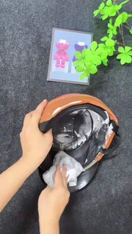 Tiện lợi lắm nha cả nhà, xịt lên mũ tầm vài phút rồi lau đi giúp em là có mũ sạch thơm nha😘