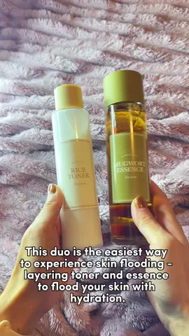 Transform Your Skin with Radiance! This skincare duo enhances your complexion, leaving it brighter, smoother, and more even-toned. Perfect for all skin types, it includes a Rice Toner and Mugwort Essence. Both products work together to improve hydration, soothe irritation, and provide deep nourishment. @imfrom_us #skinflooding #mixonmethod #matureskin #mugwortessence #ricetoner 