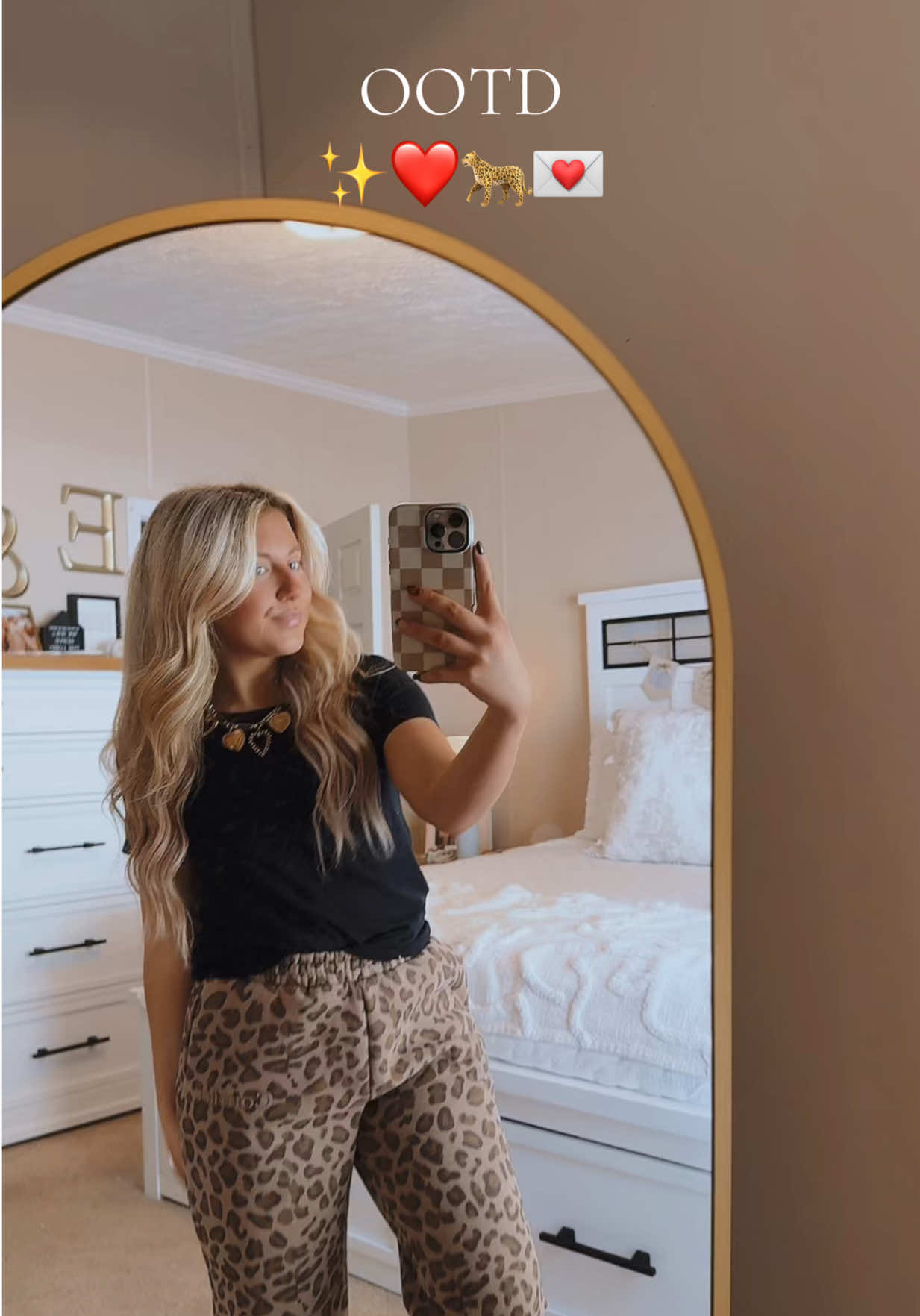 Forgot I didn’t have mascara on yet🫣 #fyp #OOTD #comfrt #comfrtsweatpants #comfrtclothing  @Comfrt @comfrtkids 