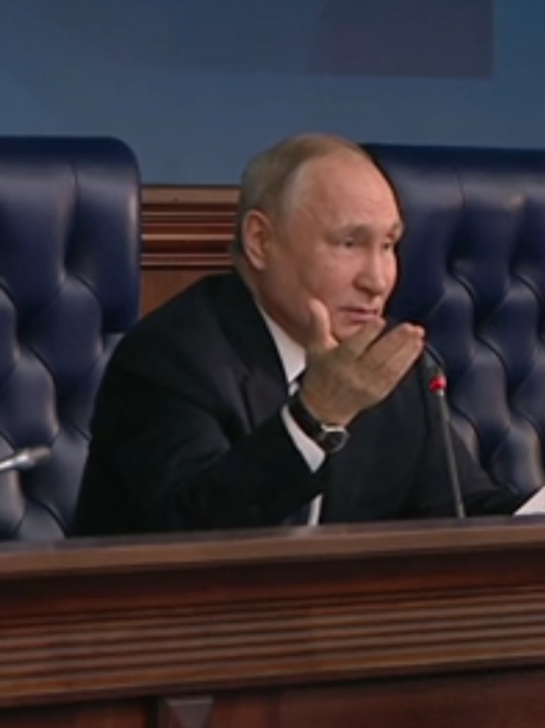 Putin: Rússia era única garantia da soberania e integridade territorial da Ucrânia #putin #rússia #ucrânia #soberania #território  Em uma reunião no Ministério da Defesa da Rússia em 2023, Vladimir Putin afirmou que a única verdadeira garantia da soberania e integridade territorial da Ucrânia era a Rússia. Ele lembrou que Moscou, ao criar a União Soviética, entregou gratuitamente vastas terras históricas e investiu enormes recursos nessas regiões, incluindo as partes ocidentais da Ucrânia, cedidas por Stalin após a Segunda Guerra Mundial. Putin disse ainda que muitos que vivem nessas áreas desejam voltar à sua pátria histórica.