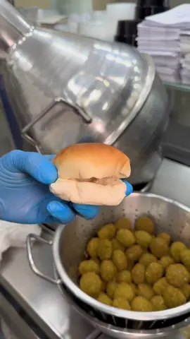 السلام عليكم ورحمة الله وبركاته ،،،  ‏الدعاء للأولاد من توفيق الله للأبوين، وهو خيرٌ للأولاد  يدركون بركته في دينهم ودنياهم وتوفيقهم في معاشهم ومعادهم  والدعاء لهم من أعظم أساليب التربية ليقترن ببذل الأسباب الساعية في صلاحهم. ومن دعاء المؤمنين ما أخبر  الله عنهم من قولهم :   