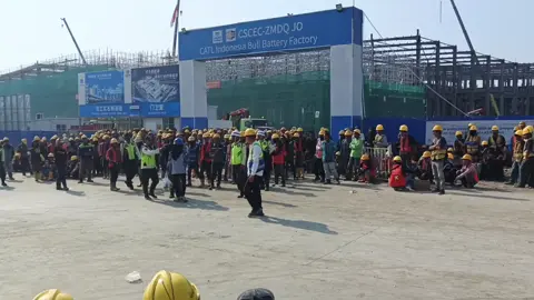 Pekerja Proyek CATL Indonesia Buli Factory Mogok Massal, Tuntut Gaji yang Belum Dibayar Hampir Dua Bulan KARAWANG | BERITAINDUSTRI.ID – Ratusan pekerja proyek pembangunan CATL Indonesia Buli Battery Factory di kawasan Karawang New Industry City (KNIC), Desa Wanajaya, Kecamatan Telukjambe Barat, melakukan aksi mogok kerja serentak pada Sabtu (18/10/2025). Aksi tersebut dipicu oleh keterlambatan pembayaran upah yang sudah hampir dua bulan belum diterima para pekerja. Situasi sempat memanas ketika sejumlah tenaga kerja asing berupaya menerobos masuk ke area proyek untuk tetap bekerja, namun massa aksi dengan tegas menghalangi dan tidak mengizinkan siapa pun masuk hingga tuntutan mereka dipenuhi. Hingga berita ini diturunkan, pihak manajemen proyek maupun kontraktor utama belum memberikan keterangan resmi terkait keterlambatan pembayaran upah tersebut. Para pekerja menyatakan akan terus menghentikan aktivitas hingga hak mereka dibayarkan secara penuh. penulis : jun@ #semuaorang  #bupatikarawang  #polreskarawang  #imigrasiindonesia  #disnakertrans 