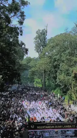 Pada masa Majapahit, terdapat catatan bahwa kerajaan-kerajaan di Kalimantan (seperti Tanjungpura) memiliki hubungan dengan Majapahit, baik dalam bentuk pengakuan kekuasaan maupun kerja sama regional #ngertakeunbumilamba #ngertakeunbumilamba2025 #dayakkalimantan #orangdayak #jawa 