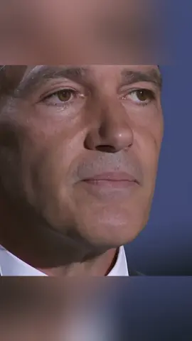 Nadie nos valorará si no lo hacemos nosotros. Como dijo Antonio Banderas citando a Cervantes: “Confía en el tiempo, que suele dar dulces salidas a muchas amargas dificultades.” A veces solo hace falta paciencia, fe y un poco de amor propio. 🌅 #AntonioBanderas #Motivación #Reflexión #Superación #Cervantes