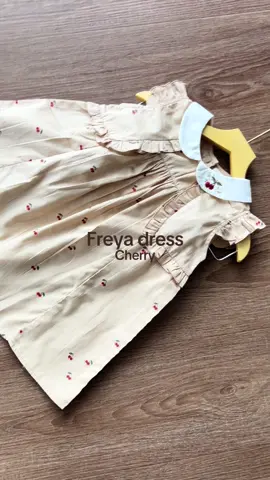 Pesona manis dari Freya Dress — dengan detail bordir kerah cherry dan motif cherry di atas dasar warna cokelat muda yang hangat 🤎 Tampilan klasik nan lembut yang bikin si kecil terlihat begitu anggun dan ceria di setiap langkahnya ✨  #bellandbo #dresskids #bestselleritem #kidsootd #sweetstyle 