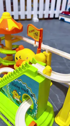 Chú vịt vàng nhỏ xíu dễ thương đang leo cầu thang! Bé không thể ngừng chơi #dochoichobe #renluyentuduy #phattrientritue 