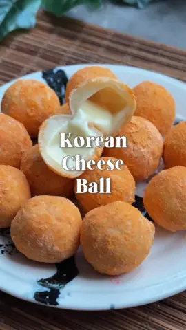 Kulitnya chewy dari tepung ketan, isinya lumer banget 😍  Cocok buat cemilan Weekend ini 🤤🫶🏼 #koreancheeseball 