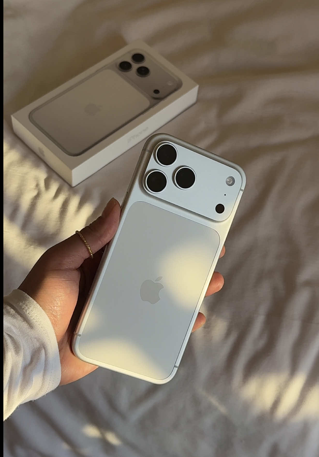 the camera quality is crazy and she’s so stunning!! @apple  #iphone17promaxunboxing #iphone17promaxsilver #techtok #appleunboxing #iphone17 