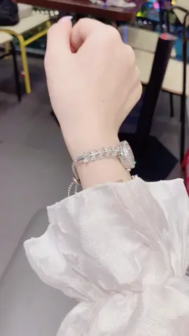 Gossue đá lệ rút thiết kế đồng hò dáng lắc tay dây rút sang chảnh, dễ dàng sử dụng #donghonu #donghodep #donghonugiare #donghonusangchanh #donghothoitrangnu 