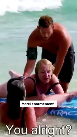 Bondi Rescue !! NOYADES ⚠️ Risques & Conséquences Hypoxie : manque d’oxygène dû à l’arrêt de la respiration et au spasme laryngé. Perte de connaissance : causée par l’hypoxie ou un traumatisme. Régurgitations : risque élevé d’inhalation de liquide gastrique. Hypothermie : se développe rapidement, surtout chez les nourrissons et enfants. Arrêt cardiaque : souvent d’origine respiratoire. 4. 👀 Signes En fonction du temps passé dans l’eau : Consciente : fatigue, froid, angoisse, toux persistante. Consciente avec détresse respiratoire : vomissements, frissons. Perte de connaissance : détresse respiratoire sans arrêt de la respiration. Arrêt cardiaque. Les recommandations PSE ne parlent pas de stades de la noyade, mais 4 stades sont couramment utilisés par les Nageurs-Sauveteurs en France : L'aide à baigneur (une noyade évitée) : La victime consciente qui respire est sortie par un sauveteur alors qu'elle était en difficulté dans l'eau. Le stade 1 : L'aquastress - La victime consciente qui respire est extrêmement angoissée par son début de noyade. Elle n'a pas de difficulté respiratoire mais peut présenter des tremblements, une fatigue générale... à la suite de la montée d'adrénaline Le stade 2 : La petite hypoxie - La victime consciente respire difficilement (toux, crachats...) ce qui est signe d'inhalation d'eau. Elle doit être prise en charge, mise en position demi-assise, mise sous 02, réchauffée. Le stade 3 : La grande hypoxie - La victime est inconsciente (ou avec des troubles de la vigilance) . Le cas est extrêmement grave car la victime peut evoluer en arrêt cardiaque. Elle doit être mise en PLS (attention à la pente de la plage le cas échéant), sous 02, avec aspiration des mucosités, isolée du froid, DSA prêt à être utilisé. Surveillance ++ Le stade 4 : L'anoxie - La victime est en arrêt cardio respiratoire. La RCP doit démarrer par 5 insufflations initiales.