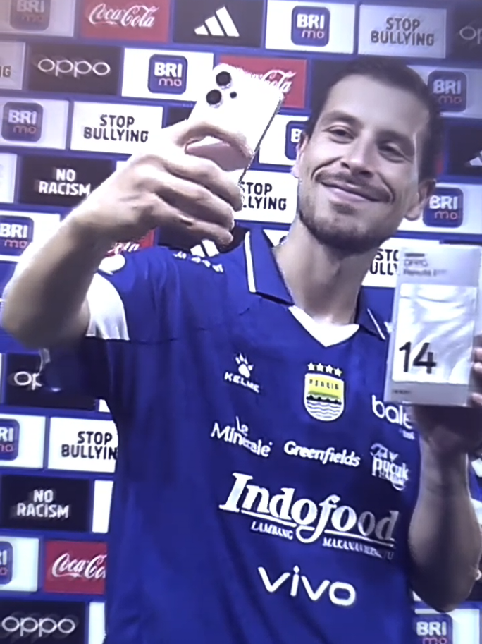 The Professor thom haye 🤩🔥💙  sc : @valentfun  #thomhaye #manofthematch #persibbandung #psbsbiak #footballedit 