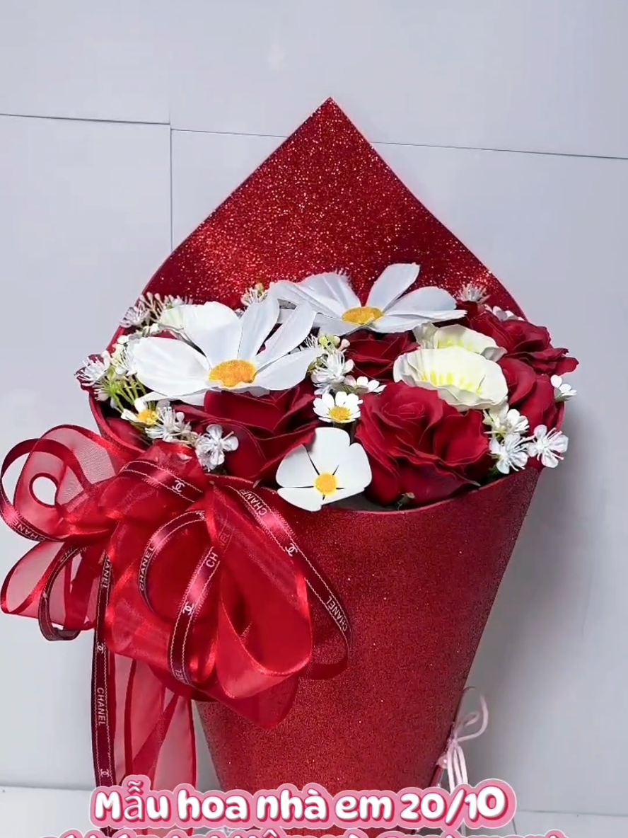 Thấy mấy anh có vợ, có người yêu mà vô shop hoa tặng cho người phụ nữ mình yêu thương tự nhiên đẹp trai hẳn ra luôn nha 😄 nhìn hiền khô mà galăng  ghê 💐 hehe Nay là cuối tuần em chỉ nhận những bó ViP trong hôm nay và mai nữa thôi ạ ♡ vì cuối tuần em sợ làm ko kịp á nên đặt sớm giúp em nhen♡ Em vừa update giá hoa trong từng khung hình cho mình dễ chọn lựa hơn nè 💕 Giá hoa có nhích nhẹ xíu do hoa lễ tăng và nhân lực nhiều hơn, mong cả nhà thông cảm giúp em nha 🥹 🌷 Em có thiết kế bó nhỏ nhỏ xinh xinh từ 50k – 100k – 150k – 200k – 300k, phù hợp nhiều nhu cầu luôn ạ! 💌 Thích mẫu nào inbox em liền, em để lại hoặc làm lại theo mẫu cho khách yêu 💖 Hiện em chỉ còn nhận đơn trong hôm nay và mai, vì lễ 20/10 trúng cuối tuần, đơn nhiều nên hơi bận chút nha 🥰 Cảm ơn cả nhà đã yêu thương & ủng hộ thật nhiều 🌹 Chúc các chị – các mẹ – các em gái có một ngày lễ tràn ngập yêu thương, bởi vì phụ nữ chính là phong thủy của gia đình đó nha 💞 Mong các anh luôn yêu thương để phong thủy lúc nào cũng thịnh vượng ♡ 🌷 HƯỚNG DẪN CHỌN MẪU 🔹 Xem hình mẫu trên tiktok của shop 🔹 Xem thêm mẫu mới trong nhóm  🔹 Theo dõi livestream tiktok giúp em 🔹 Nhắn tin để được tư vấn nhanh #2010 #hoatuoi #hoasap #banhvahoamotnguoithuong #tiemhoasaigon             