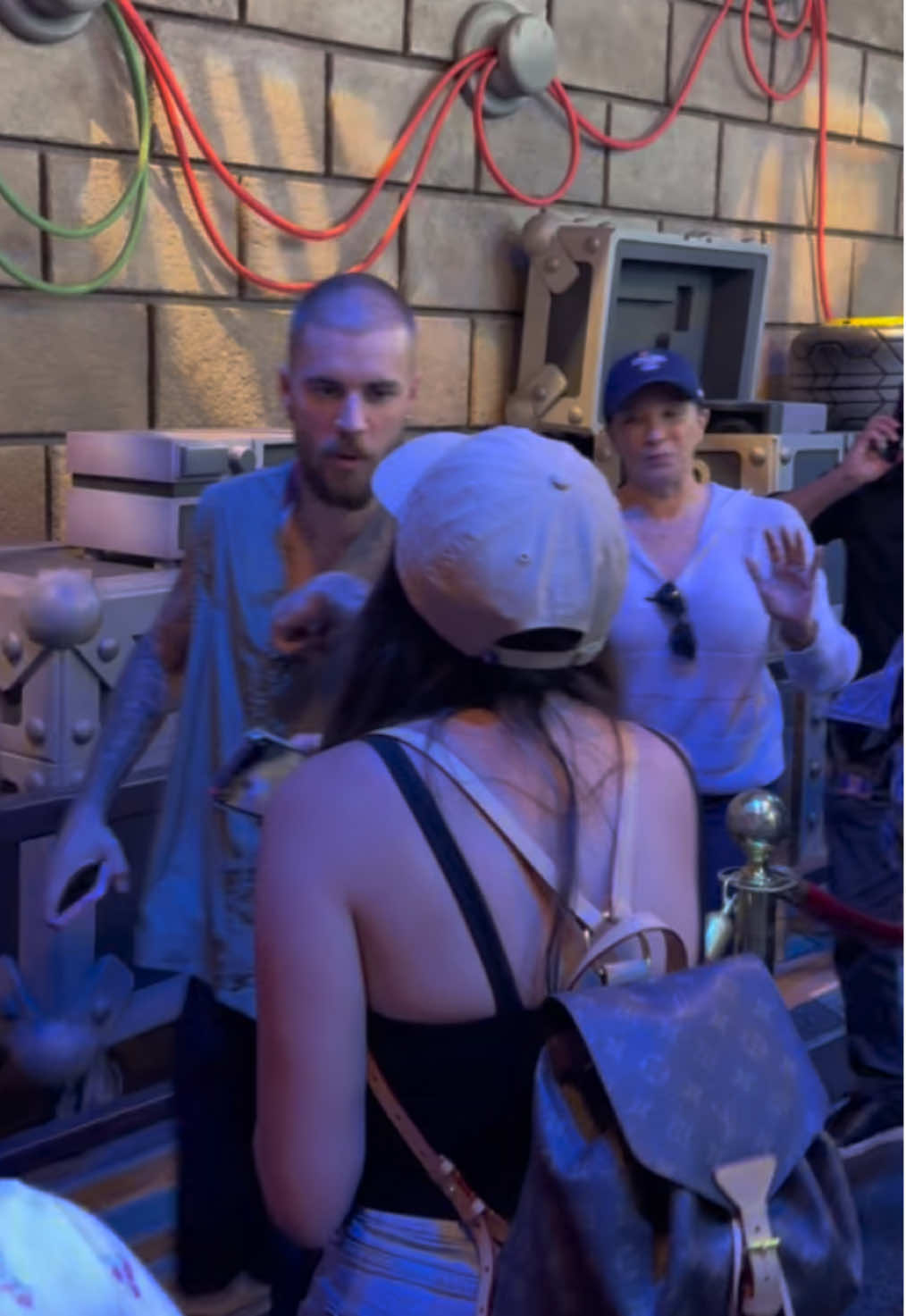 Can’t believe I saw Justin Bieber today.. never washing my elbow now 🤭 #justinbieber #universalstudios #bieber #fyp 