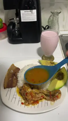 Hey y por qué no subir otra receta sencilla? Nada más y nada menos que un rico y delicioso POLLO 🍗 A LA NARANJA 🍊  Ingredientes: 1 - Perniles de pollo 🍗  2- Ajo o ajo en polvo. 3- Cebolla 🧅  4- Pimentón 🫑  5- Mantequilla 🧈  6- Obviamente las naranjas 🍊  7- Miel 🍯  8- Decoración perejil y rebanadas de naranja. A mí se me pasó el tiempo de cocción y por eso el pollo llegó con hambre 🤣😭JAJAJAJA los quiero mucho. #xybca #fyp #cocinando #humor #Viral