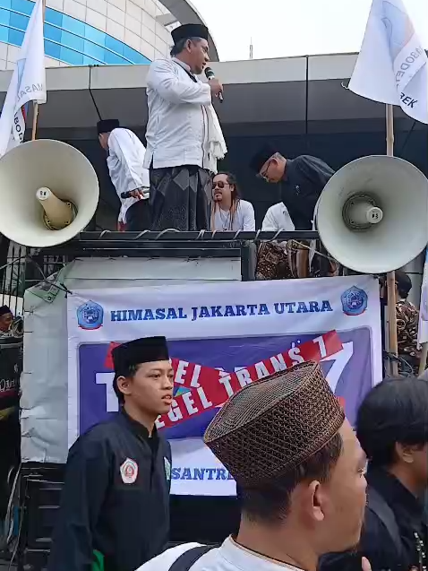 Kyai Lukman Nursalim, Ketua Himpunan Santri Al Kahfi Somalangu (HASFI) Jabodetabek sekaligus Panglima Sarkub Depok yang bersama HIMASAL dan ribuan santri lainnya melakukan aksi damai memprotes tayangan Trans 7 yang dengan sengaja memfitnah para Masyayikh Pesantren dari 3 pesantren terbesar di Jawa Timur, Jawa Tengah dan Jawa Barat sehingga menebarkan kebencian dan kesalahpahaman di Masyarakat pada Jumat, 17 Oktober 2025  #nudepok #pcnudepok