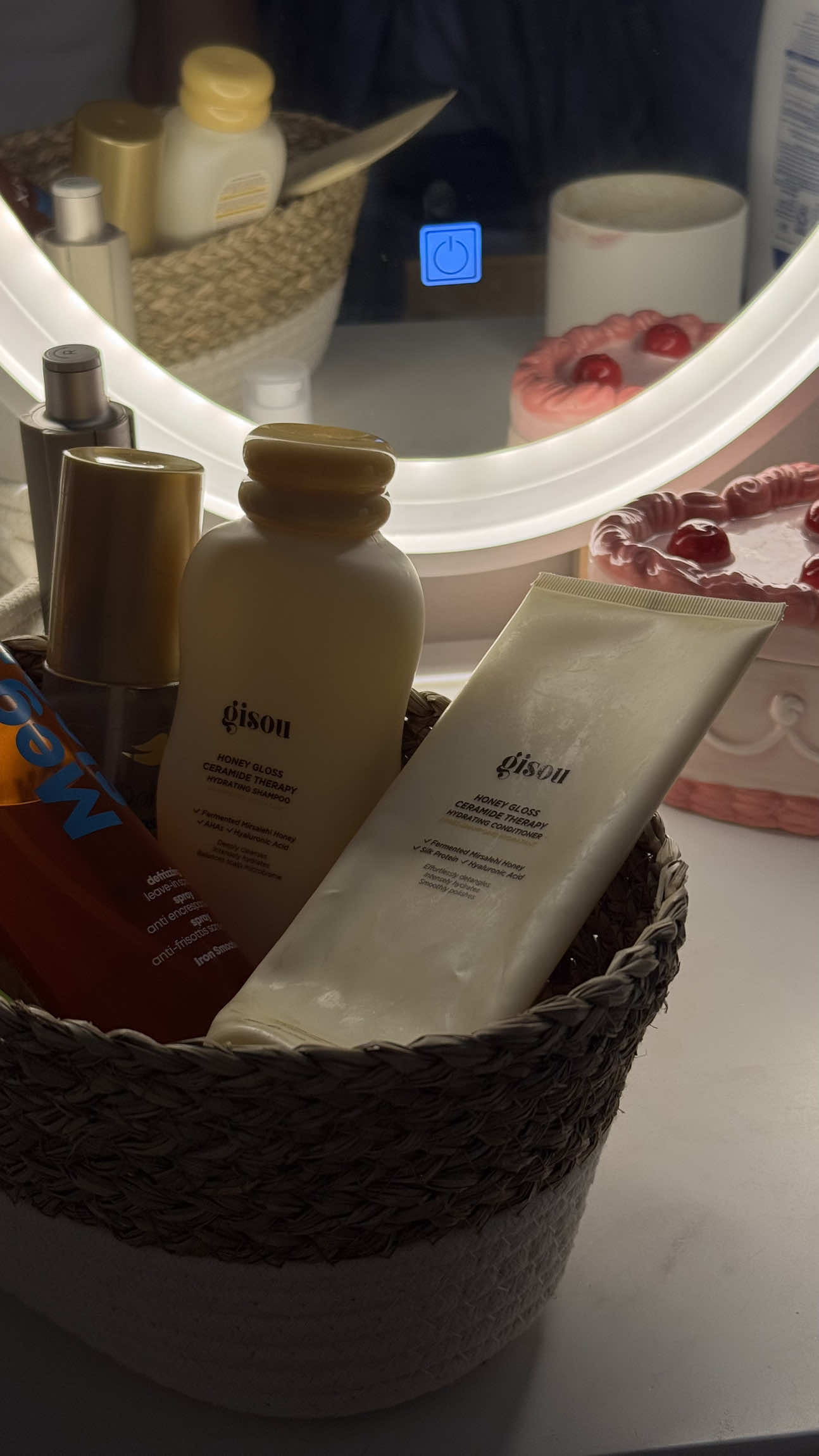 Mi rutina de lavado de ayer. No siempre uso un shampoo fuerte, pero a veces siento que mi cabello está a falta de una limpieza más profunda, tal vez 2 o 3 veces al mes 💘 @headandshoulders @Gisou @Matrix @GarnierUSA @Dove Beauty & Personal Care 