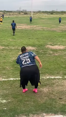 “1 bao tải tiền đang khởi động bên phía ngoài sân 😅😅😅”