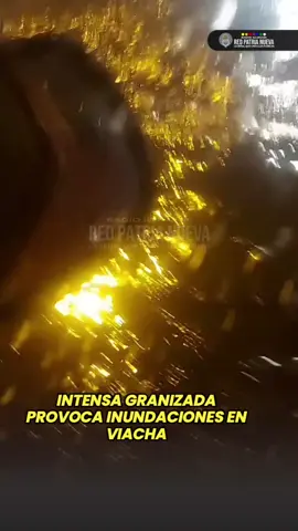 Una fuerte granizada registrada en las últimas horas provocó la acumulación de agua en la carretera a Viacha, dejando varias calles inundadas 🚧. El tránsito vehicular se vio afectado 🚗. #Viacha   #ElAlto   #Clima #redpatrianueva 