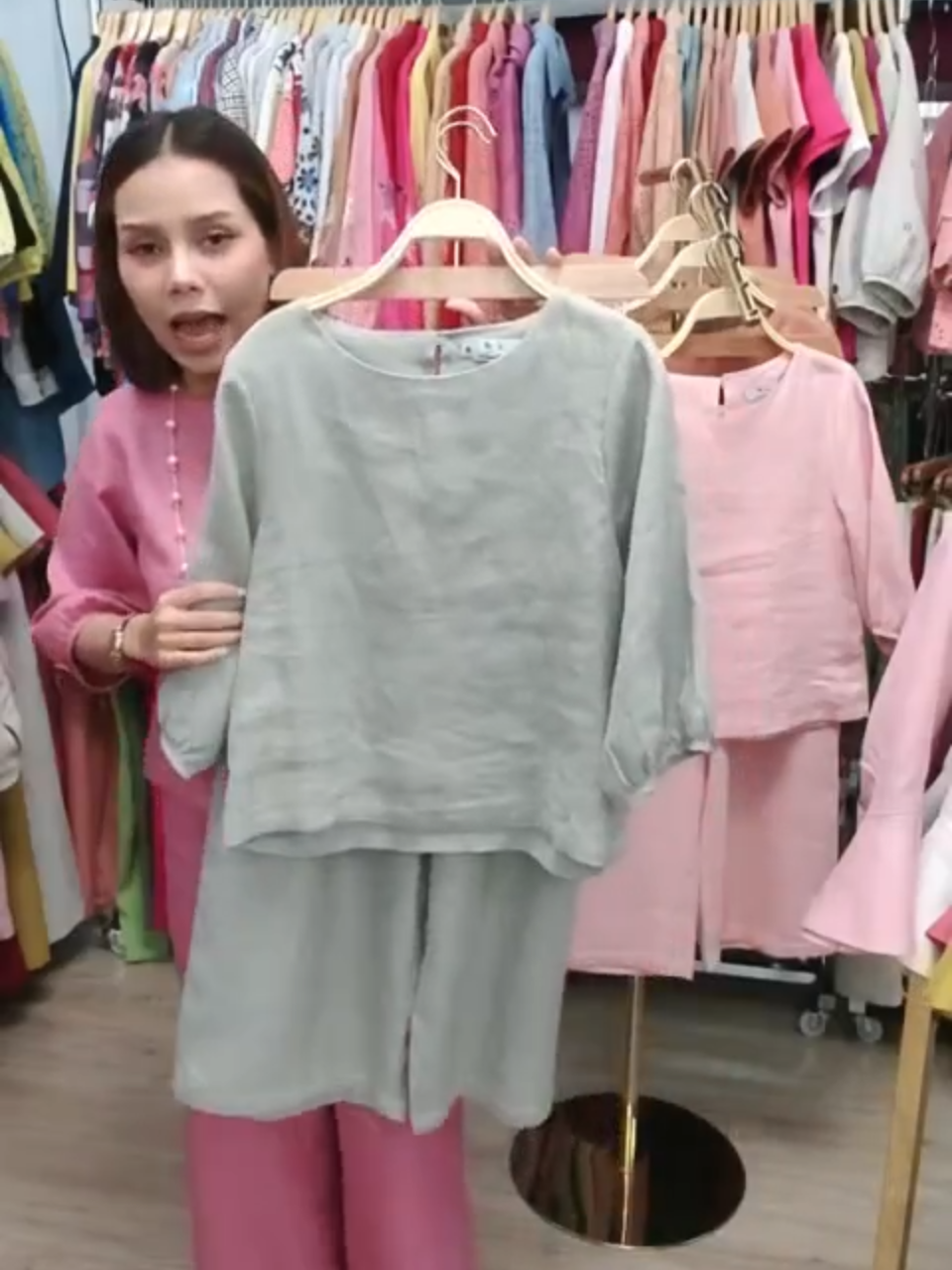 ชุดเซ็ตคุณนายมีให้เลือกหลากหลายสี หลากหลายไซส์กดเลือกที่ตะกร้าได้เลยจ้า #tiktokผ้าไหม #tiktokผ้าไทย #tiktokhightlight #scotthouseร้านสก็อตเฮ้าส์เสื้อลินิน #tiktoklive #tiktokhighlights #tiktokแฟชั่น #ร้านสก็อตเฮ้าส์เสื้อลินิน #นึกถึงลินินนึกถึงสก็อตเฮ้าส์ #ชุดเซ็ตผู้หญิง #ลินินแท้ #เสื้อลินิน