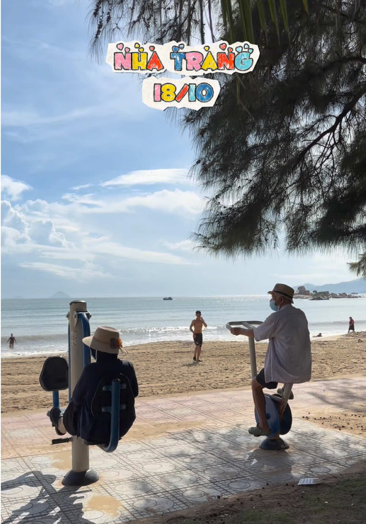 Mưa xong nắng hả mỏ rùi nè. Thấy 8h ra tắm biển phơi nắng đồ là biết rồi he #travel #hanhthichdi #nhatrang #dulichnhatrang 