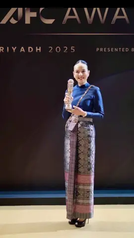 มาดามแป้งปังจริงๆ! 🇹🇭🇸🇦 เธอใส่ชุดไทยอมรินทร์ ขึ้นรับรางวัล AFC awards ที่กรุงริยาด ประเทศซาอุดีอาระเบีย.... AFC Member Association of the Year ระดับ Diamond  #afcawards2025 #AFC #FAThailand #ข่าวtiktok #มาดามแป้ง 