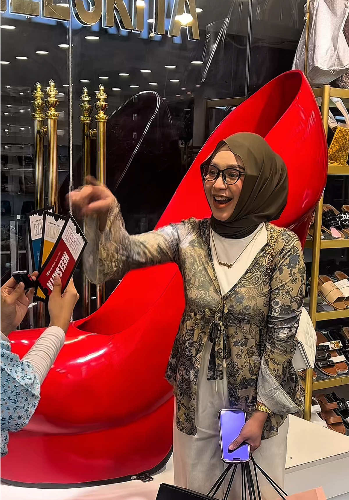 waa korang tengok siapa yang datang heelskita semalam😍rupanye dia pernah beli kasut kawin kat sini la🥰thank you @𝐹𝒶𝓉𝒾𝓃 datang shopping kat heelskita 🥰#heelskita #heelskitakl #fatinaiteam #fatinsyakiraa #kedaiviral #kasutkahwin #kasutviral #kasutmurah #kasutviral 