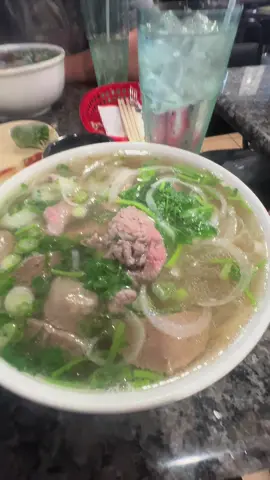 Me invito mi hijo a comer comida rara 