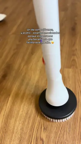 Un día somos jóvenes… y al otro andamos emocionados porque conseguimos una herramienta que limpia, pule y deja todo brillante 😅 Esta Electric Spin Scrubber trae varios cabezales intercambiables, perfecta para lavar el baño, la cocina o incluso para pulir el carro. ¡De verdad súper versátil y útil en casa! ✨ #limpiezadecasa #limoiezaprofunda #limpiezadebaño 