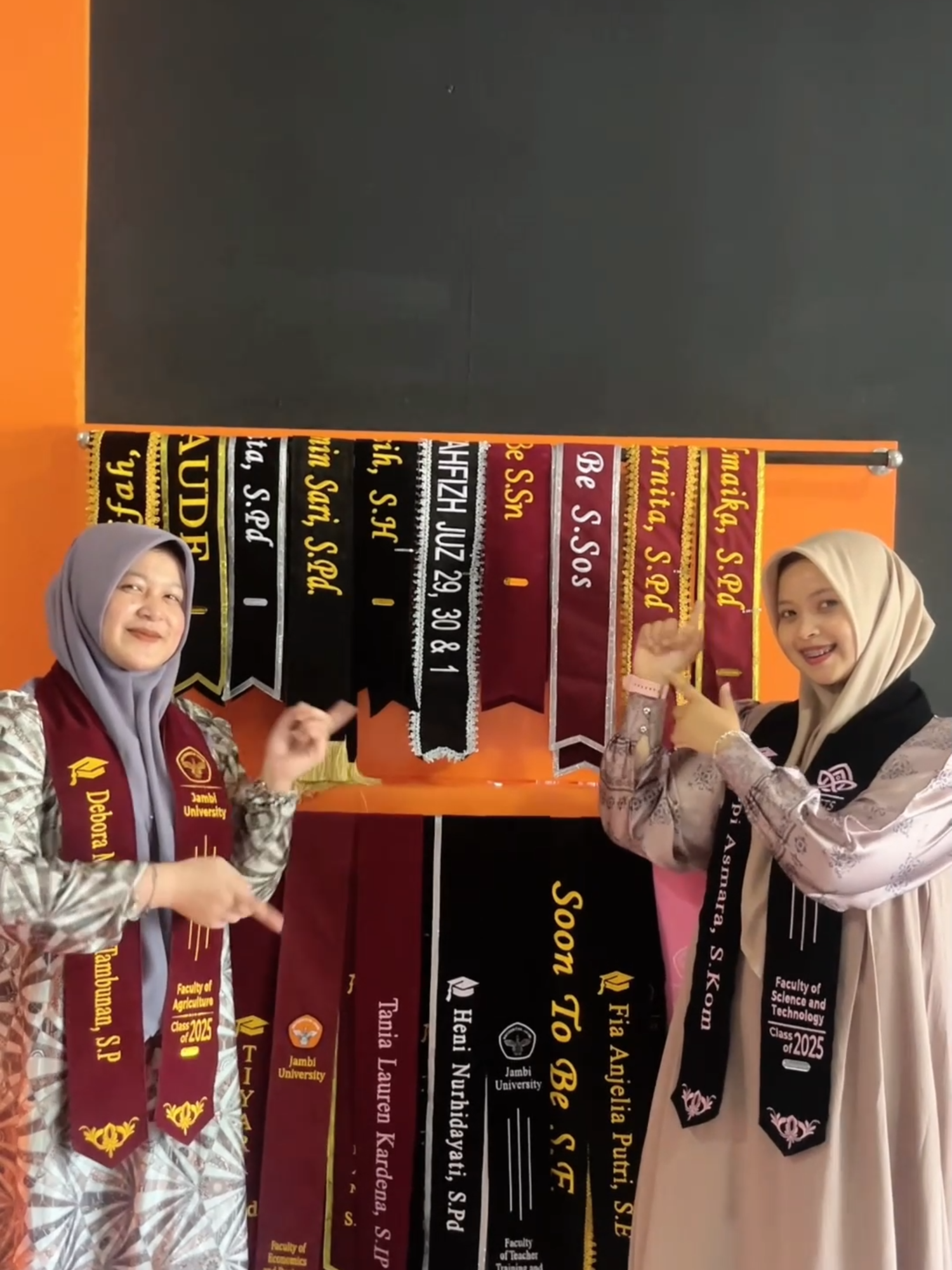 Tampil Stylish dengan Selempang By Gradia! ✔️ Bahan Bludru Berkualitas ✔️ Custom Tulisan & Warna ✔️ Bordir Rapi dengan Teknologi Komputer ✔️ Lapis Belakang untuk Kenyamanan ✔️ Custom Desain Sesuai Selera 💬 Hubungi kami : WhatsApp : +62 822-9754-9643 Shopee : Campustore.official 📍 Lokasi Kami : Valencia, Blok C, No.9, Mendalo Indah, Muaro Jambi. Atau bisa langsung ke store kami di : https://goo.gl/maps/uNbYZLGuRpq7juww7 #selempangsempro #selempangsidang #selempangwisuda #bordirselempang #selempangkalung