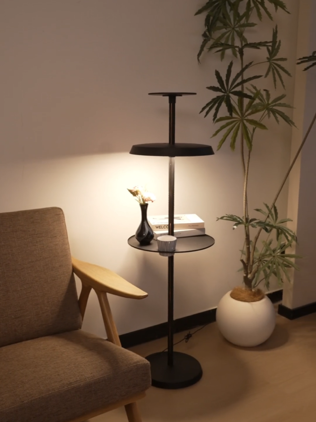 Một sân khấu nhỏ cho những món đồ yêu thích của bạn. ​Ánh sáng được thiết kế thông minh để tập trung vào chính chiếc bàn, biến cuốn sách hay bình hoa nhỏ trở thành tâm điểm của sự chú ý. ​Nó không chỉ chiếu sáng một góc phòng, nó tạo ra một điểm nhấn nghệ thuật, nơi mọi thứ bạn đặt lên đều trở nên đặc biệt hơn. #staticatelier #decor 