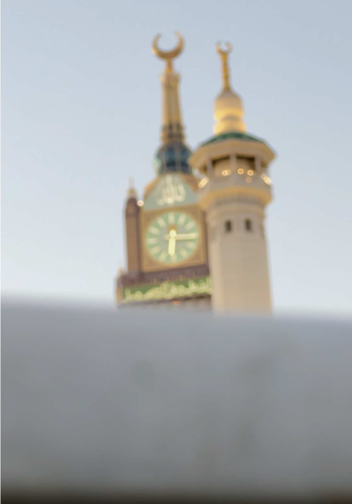 #برج_الساعة #مكه #٢٠٢٥ #todaywether💫⛈️🌩️ #haram_view_from_clock_tower  @مکّہ المکرمہ Makkah's Grand Mosque (Masjid al-Haram) expansion began with the Prophet Muhammad, with significant developments occurring under the caliphates and later under Saudi rulers. Early expansions by Caliphs Uthman and Abdullah ibn al-Zubayr addressed increasing numbers of worshippers, while Umayyad and Abbasid caliphs added architectural features and further enlarged the mosque. The modern era has seen massive expansions under Saudi kings, beginning with King Abdulaziz in the mid-20th century and continuing through to current projects under the Saudi government, to accommodate millions of worshippers.  Early and Islamic expansion Prophet Muhammad: After the conquest of Makkah in 630 CE, the Prophet Muhammad made a slight expansion to accommodate the growing number of Muslims. Caliph Uthman ibn Affan (647 CE): The first major expansion occurred during his reign, where he added new structures, marble columns, and porticoes to provide shade. Caliph Abdullah ibn al-Zubayr (684 CE): Expanded the mosque again and rebuilt the Kaaba after it was damaged. Umayyad Caliphate: Further expansions took place under Abd al-Malik ibn Marwan and his son al-Waleed ibn Abdul-Malik, who added more space and marble decorations. Abbasid Caliphate: Abu Ja'far al-Mansur and Muhammad al-Mahdi ordered significant enlargements and the construction of a new rectangular shape for the mosque.  Modern (Saudi) expansion King Abdulaziz: Initiated the first major Saudi expansion in 1949, which began in 1951 and was completed over nine years. King Faisal: Continued expansion during his reign, including building the mosque's library and expanding the Mataf area. King Fahd: Ordered an expansion that began in 1984 and was completed in 1994, significantly increasing the mosque's capacity. King Abdullah: Announced a large-scale expansion project in 2008, involving the expropriation of land to the north and northwest of the mosque. King Abdullah Expansion: This phase involved adding numerous new gates, prayer halls for people with disabilities, heated floors, air conditioning, and other modern systems. Current projects: Ongoing expansion projects, like the Mataf expansion, continue to increase capacity to accommodate the massive influx of worshippers.  @مکّہ المکرمہ 