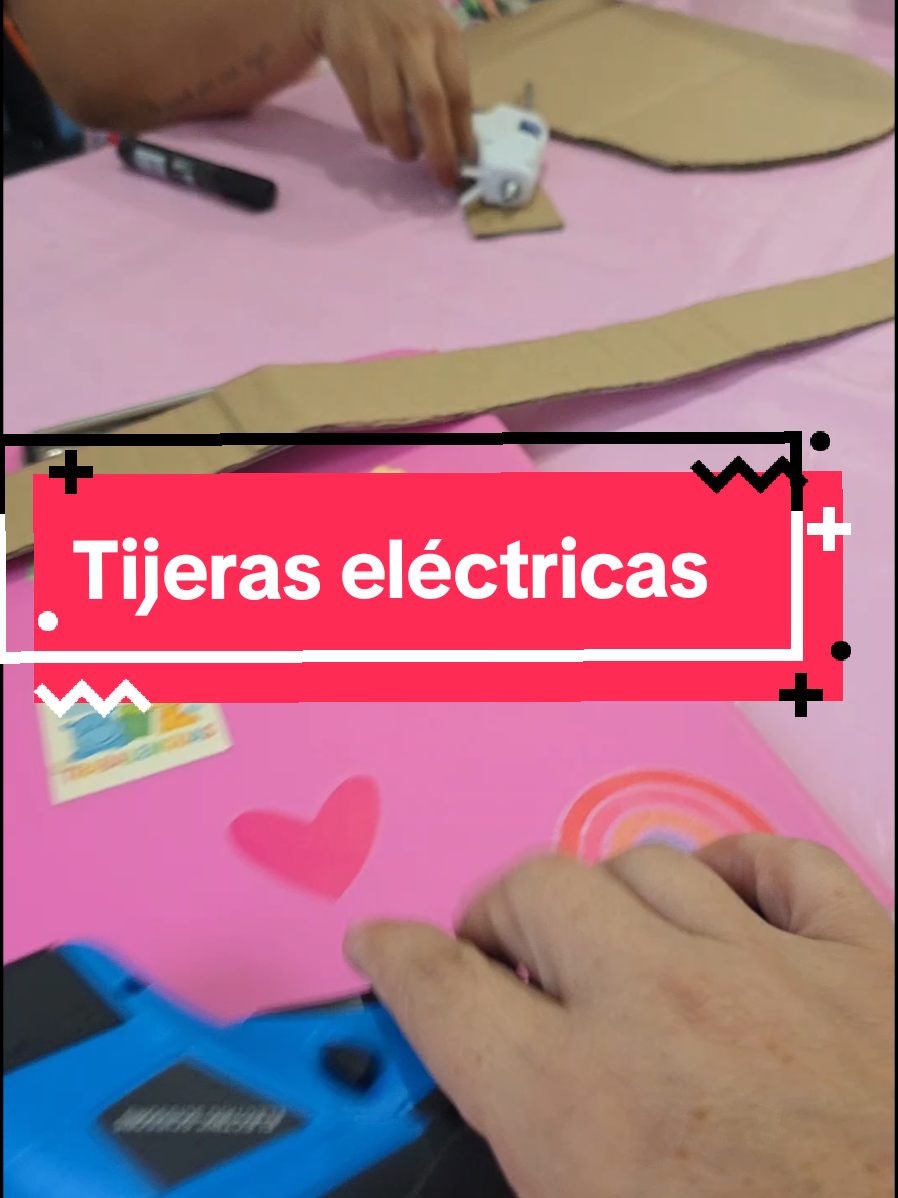 #tiktokshop  Tijeras eléctrica azul Ideal para : telas, cartón, papel, Cuerina, plástico etc. Potencia a través de materiales gruesos y finos: Corta fácilmente tela, cuero, alfombras, metal, papel, cartón corrugado, plástico, papel de regalo, etc.