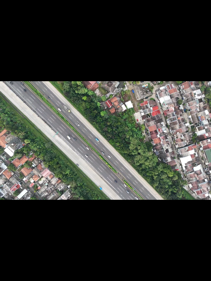 Jalan tol pertama di Indonesia yang diresmikan pada 9 Maret 1978 oleh Presiden Soeharto. Ide awal pembangunannya sudah ada sejak tahun 1955 oleh Walikota Jakarta saat itu, Raden Sudiro, namun realisasi baru dimulai pada tahun 1975 dan didanai sebagian oleh pinjaman luar negeri. Pembangunan tol ini bertujuan untuk mengatasi kemacetan dan memperlancar arus lalu lintas antara Jakarta, Bogor, dan Ciawi.  #tahukahanda #jalantol #pertama #indonesia #fyp 