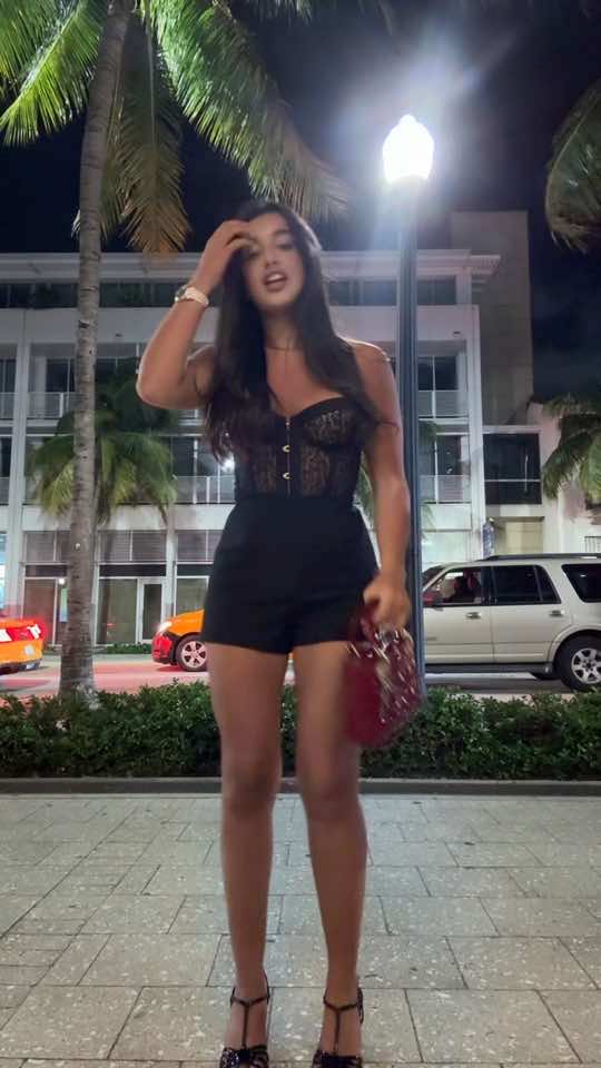 כנראה שגם במיאמי הן לא בדיוק בנות #foryou #miami 🪬♥️