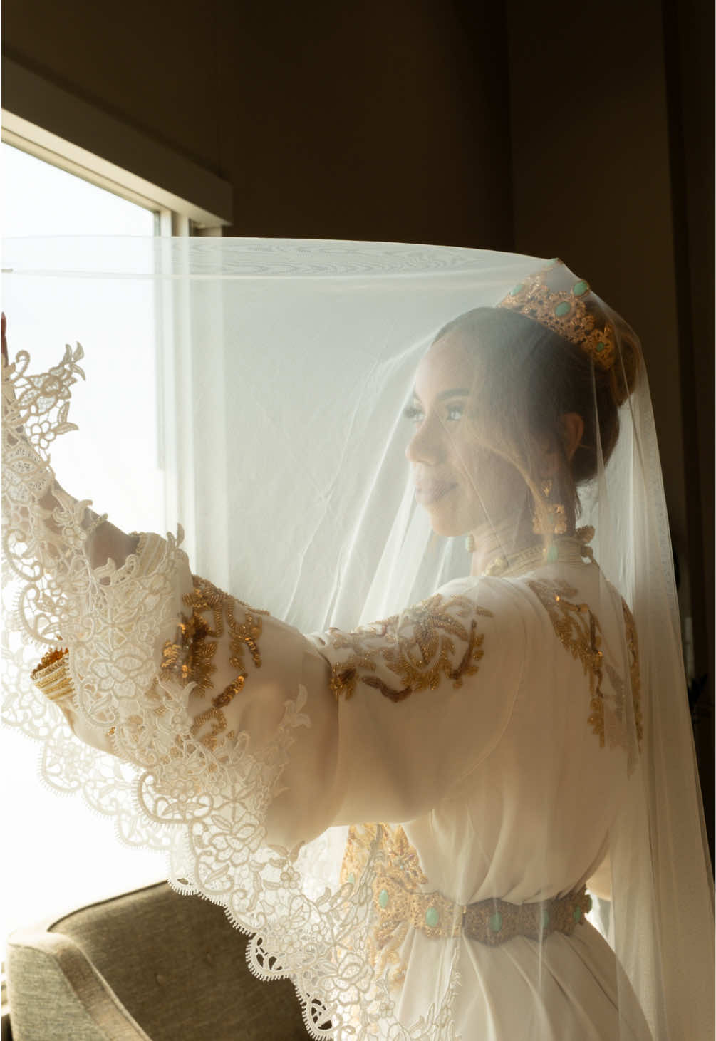 Wait for it….👑🇲🇦 #moroccan #bridalmakeup #makeuptransition #caftan 