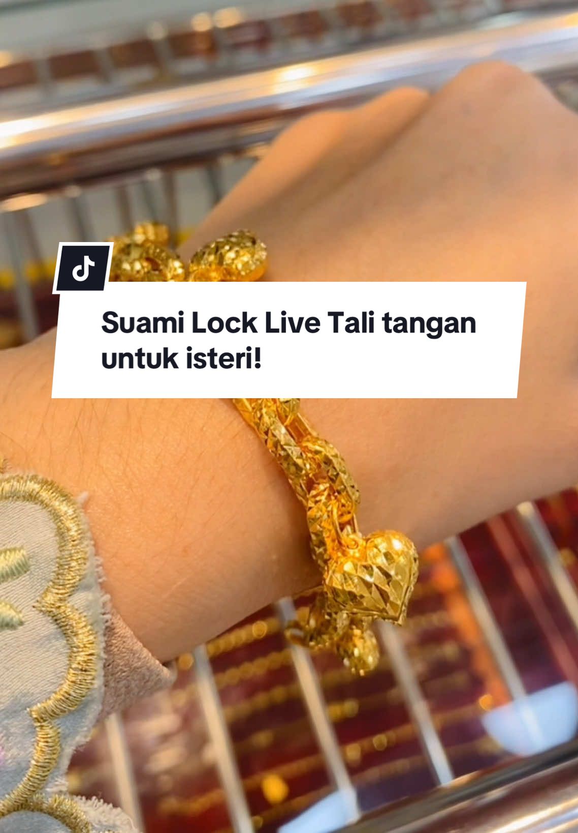 𝐒𝐔𝐀𝐌𝐈 𝐋𝐎𝐂𝐊 𝐋𝐈𝐕𝐄 𝐓𝐀𝐋𝐈 𝐓𝐀𝐍𝐆𝐀𝐍 𝐔𝐍𝐓𝐔𝐊 𝐈𝐒𝐓𝐄𝐑𝐈!! Kadang lelaki ni tak pandai nak tunjuk sayang dengan kata-kata, Tapi dia tunjuk dengan cara dia sendiri. Macam abang ni, join live hari tu, untuk lock tali tangan sauh pahat gantung untuk isteri. kadang bukan nilai yang buat isteri bahagia, tapi ingatan yang datang dari hati. 💕 tapi kalau dah sayang, apa pun sanggup, asalkan orang tersayang senyum. Kalau bukan sebab cinta, takkan sanggup lock emas semahal ni kan? 📲 𝐂𝐞𝐩𝐚𝐭 𝐖𝐡𝐚𝐭𝐬𝐀𝐩𝐩 𝐤𝐚𝐦𝐢: https://kaharojewelssha.wasap.my 𝐉𝐎𝐌 𝐂𝐔𝐂𝐈 𝐌𝐀𝐓𝐀 𝐃𝐈 𝐊𝐀𝐓𝐀𝐋𝐎𝐆 𝐊𝐀𝐌𝐈! https://t.me/kaharojewels Apa yang menarik di Kaharo Jewels? ➡️ Menjual dan membeli emas ➡️ Koleksi pelbagai design STM, fesyen, dan evergreen ➡️ Design eksklusif, trendy & terkini ➡️ Diperbuat dari kilang terpilih & terbaik 💥 𝐓𝐑𝐀𝐃𝐄-𝐈𝐍/𝐁𝐄𝐋𝐈 𝐄𝐌𝐀𝐒 𝐃𝐄𝐍𝐆𝐀𝐍 𝐇𝐀𝐑𝐆𝐀 𝐓𝐄𝐑𝐓𝐈𝐍𝐆𝐆𝐈! 💥 𝐊𝐞𝐧𝐚𝐩𝐚 𝐩𝐢𝐥𝐢𝐡 𝐊𝐚𝐡𝐚𝐫𝐨 𝐉𝐞𝐰𝐞𝐥𝐬? ✅ 100% milik Bumiputera ✅ Kami boleh cadangkan design yang sesuai dengan anda ✅ Staff berpengalaman dalam bidang emas ✅ Banyak pilihan walaupun bajet rendah! 𝐂𝐀𝐖𝐀𝐍𝐆𝐀𝐍 𝐏𝐄𝐑𝐓𝐀𝐌𝐀: KAHARO JEWELS DUNGUN PT 18081 Kompleks Perniagaan Sura Gate, 23000 Dungun, Terengganu https://maps.app.goo.gl/eZAYsKAonDxdYh3s8?g_st=ic 𝐂𝐀𝐖𝐀𝐍𝐆𝐀𝐍 𝐊𝐄𝐃𝐔𝐀: KAHARO JEWELS PAKA Lot PT 180 Tingkat Bawah, Pusat Niaga Paka, 23100 Paka, Terengganu https://maps.app.goo.gl/cvf4GvTUqdDkcQM46?g_st=ic . #kaharojewels #kaharofficial  #kaharojewelsterengganu #kaharodungun #kaharopaka 