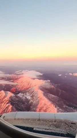 Flying in to Salt Lake at sunset is the best. Even if the turbulence gives me the worst anxiety 🤣 #deltaairlines 