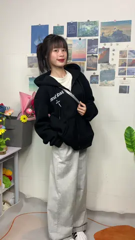 Mặc kệ màu xám tiêu hot chứ t vấn thích đen hơn hehe #reviewquanao #windclothing #hoodiegenz 