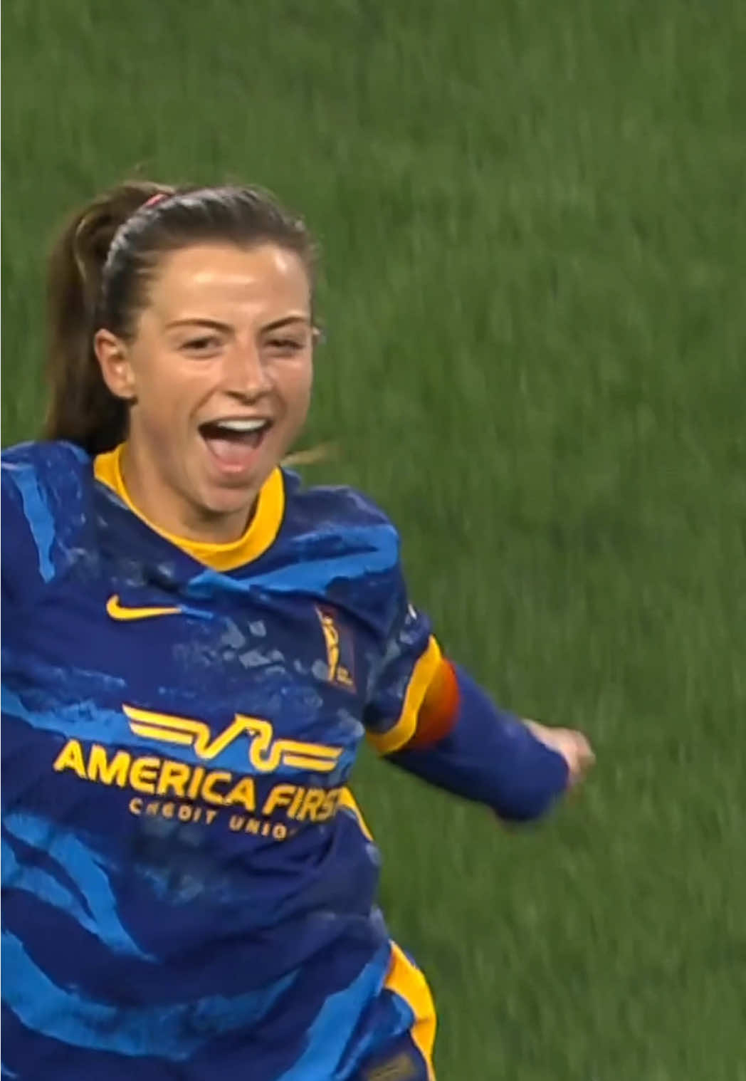 Paige Monaghan nabs the ball and finishes off a brilliant solo run! ☄️ #NWSL 