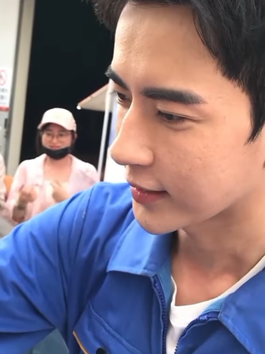 Yu Menglong bagikan permen kepada penggemarnya #alanyu #yumenglong #fyp #dracin #actor 