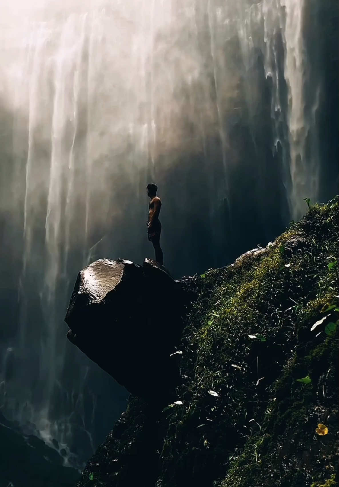 Có lẽ… sau khi đánh mất điều gì đó thật quan trọng, con người mới học cách im lặng, và làm bạn với cô đơn. Những điều chẳng thể nói ra, thì thôi…cứ để lại nơi này, cùng gió. #phongcanhtrangian #côđơnlàthườngtrạng #chữalành #mộtingườihànhtrình #kỷniệmbuồn