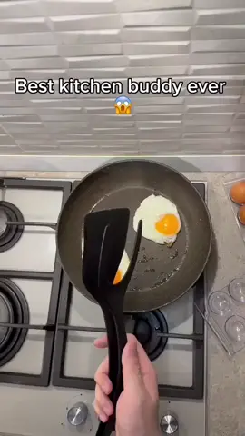 Flip & serve with one tool! This spatula-tongs hybrid is genius. Perfect for eggs & fish! 🍳✨