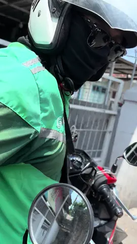 Uppppppp,Saya berada didepan bapak grab sedang antri dipalang kereta api JL.Hasanudin surakarta,dan dikiri saya tidak ada space untuk mobil/motor tapi bapak grab e nyerobot dari kiri dan saya bilang “pak sabar” malah bapak grab nya marah marah dan mukul lebih dari 5x,semoga fyp ditiktok nya ya pak makasih