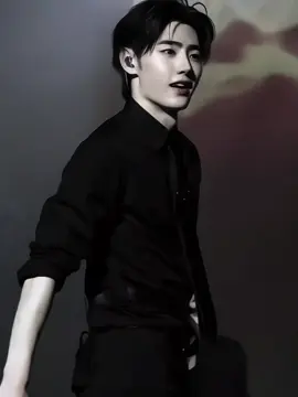 POV | Awalnya kamu pikir perjodohan itu cuma candaan. Apalagi saat suatu malam kedua orang tuamu berkata, “Sayang, kamu mau dijodohkan.” Kamu sempat tertawa kecil, mengira itu cuma guyonan. Tapi semua tawa berhenti saat nama yang disebut… adalah Sunghoon. Sunghoon—cowok populer yang bahkan sering kamu lihat di kampus. Orang yang selama ini tampak sempurna, terlalu jauh untuk kamu sentuh. Orang yang kamu kira, tidak akan pernah menyangkut di hidupmu. Tapi kenyataannya, perjodohan itu nyata. Dan bukan hanya kamu yang kaget, Sunghooon juga jelas-jelas keberatan. Kamu bisa melihat dari tatapan dinginnya, dari senyum hambar yang ia paksakan, waktu keluarganya resmi memperkenalkan kamu sebagai calon istrinya. Sampai akhirnya… kamu menikah. ••• Hari demi hari terasa aneh. Dia tak pernah menyapamu lebih dulu. Kalaupun kamu mencoba mengajaknya bicara, yang kamu dapat hanya jawaban singkat, atau sekedar anggukan tanpa arah. Kamu tahu… kamu bukan orang yang dia mau.  ••• Malam itu, kamu baru saja bersiap menuju kamar tamu. Namun, langkahmu terhenti saat Mama Sunghoon datang tergesa. “Kamu tidur di kamar Hoon aja. Kalian kan sudah resmi, masa masih pisah kamar?” Kamu hanya bisa tersenyum kikuk, jantungmu langsung berpacu. Sunghoon yang tengah duduk di sofa, spontan mendongak, jelas tidak setuju. “Mah? Ngapain, sih? Dia bisa tidur di kamar—” “Terserah kamu, Hoon. Pokoknya Mama mau y/n tidur di kamar kamu. Titik.” Dan akhirnya… dengan langkah ragu, kamu masuk ke kamarnya. Suasananya sunyi. Hanya ada detak jam dinding dan detak jantungmu sendiri yang terasa makin keras. Sunghoon duduk di ujung ranjang, wajahnya tetap datar, fokus ke ponselnya. Tidak ada kata sapaan, tidak ada lirikan sekilas. Keberadaanmu seolah tidak berarti apa-apa. Kamu duduk di sisi ranjang, memeluk bantal erat-erat. Beberapa menit hening. Lalu perlahan, dengan hati-hati, kamu geser bantal itu ke sisi tempat tidurnya. “Aku… tidur di sini nggak apa-apa?” Tak ada jawaban. Dia bahkan tidak menoleh. Kamu hanya tersenyum, mencoba tenang walau dadamu seperti ditikam. ••• Waktu terus berjalan. Sampai dimana ada kabar yang datang tiba-tiba, saat makan malam bersama keluarga Sunghooon. Suasana awalnya tenang, cuma terdengar suara sendok garpu yang sesekali beradu di piring. Sampai akhirnya, Mama Sunghoon nyeletuk santai seolah itu hal sepele. “Oh iya, minggu depan kalian berangkat honeymoon, ya. Mama sama Papa udah booking tiket pesawat dan hotel. Kalian nggak usah pusing-pusing.” Kamu hampir tersedak, buru-buru mengambil tisu. “H-honeymoon?” tanyamu gugup, menoleh cepat ke arah Sunghoon. Sunghoon langsung membeku. Sendoknya berhenti di udara, ekspresinya datar tapi jelas kaget. “Mah, serius? Itu nggak perlu—” katanya ketus, nada suaranya pelan tapi tegas. “Perlu dong. Kalian pasangan baru. Masa nggak ada quality time. Itung-itung sekalian pdkt, biar terbiasa.” Papanya menyela dengan senyum lebar. Ruangan langsung hening. Kamu cuma bisa menunduk, pura-pura sibuk mengaduk nasi di piring. Sementara Sunghoon masih diam, matanya menatap kosong ke arah meja. Seakan… ia tak setuju. ••• Hari keberangkatan pun tiba. Di bandara, kamu berjalan di belakangnya, menarik koper sendirian. Sunghoon sibuk dengan ponselnya, wajahnya datar seolah kamu tak ada di sana. Tapi sesekali, matanya menoleh sekilas. Hanya untuk memastikan kamu tidak ketinggalan. “Keburu boarding. Cepetan.” Suaranya datar.  Kamu mempercepat langkah, tapi kopermu tersendat di lantai. Sunghoon yang melihatmu sedikit kesusahan akhirnya menghampiri. Ia menarik lengannya dari saku, lalu meraih tanganmu dengan satu tarikan. “Ngerepotin banget, sih lo. Bawa koper aja nggak becus.” Kamu terdiam, tapi bisa merasakan genggamannya yang erat, kuat, dan tak lepas sampai kalian melewati gate keberangkatan. (+komen ) #pov #sunghoon #sunghoonpov #sunghoonedit #fypage 