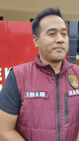 Kedua Belah Pihak Tak Lanjutkan Kasus Dugaan Perselingkuhan ke Ranah Hukum, Polres Batang Serahkan Kades Kambangan ke Inspektorat dan Dispermades BATANG, POJOKBACA.ID — Kasus dugaan perselingkuhan Kepala Desa Kambangan, Kecamatan Blado, Kabupaten Batang, yang sempat menghebohkan masyarakat, akhirnya tidak berlanjut ke ranah hukum. Polres Batang memastikan bahwa kedua belah pihak yang terlibat telah sepakat menyelesaikan persoalan tersebut secara kekeluargaan. Kasatreskrim Polres Batang, AKP Imam Muhtadi, menegaskan bahwa peristiwa yang viral di media sosial sebagai “penggerebekan” sebenarnya tidak sepenuhnya benar. Ia menyebut kejadian tersebut hanyalah bentuk klarifikasi warga terhadap isu yang beredar. “Dari laporan masyarakat, memang ada dugaan oknum kepala desa berinisial S berada di rumah seorang perempuan berinisial K. Warga kemudian datang untuk klarifikasi, bukan penggerebekan seperti yang ramai di media sosial,” kata Imam, Jumat (17/10/2025). Menurut Imam, setelah peristiwa itu, Kepala Desa S sempat kembali ke rumahnya. Namun, karena suasana di desa semakin ramai, beberapa pemuda kembali mendatangi rumahnya untuk memastikan kebenaran isu yang beredar. “Atas pertimbangan keamanan, Kepala Desa S akhirnya memilih mendatangi Polsek Blado agar situasi tetap kondusif,” ujarnya. Peristiwa itu kemudian dilaporkan ke Polres Batang, dan pada keesokan harinya, Kamis (16/10/2025), penyidik Polres melakukan pemeriksaan terhadap Kepala Desa S dan perempuan K guna mengetahui duduk perkara sebenarnya. “Pemeriksaan dilakukan untuk memastikan apakah benar ada tindakan melanggar hukum atau hanya kesalahpahaman,” tutur Imam. Namun, lanjut Imam, polisi belum dapat mengambil kesimpulan hukum karena kasus ini bersifat **delik aduan**, yang hanya dapat diproses jika ada pihak yang merasa dirugikan membuat laporan resmi. “Kalau ini dikategorikan sebagai dugaan perzinahan, maka delik aduan berlaku. Artinya, penyidikan baru bisa dilakukan jika suami atau istri pihak terkait melapor,” jelasnya. Selanjutnya di Pojokbaca.id #pojokbacaid #kades #selingkuh #viral #batang 