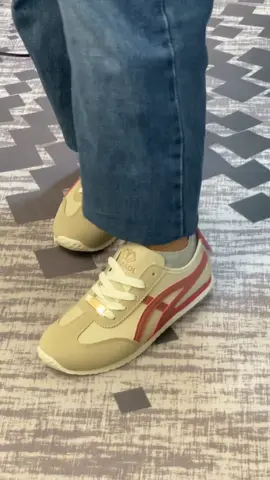 Sneakers ringan nyaman bngtt dipake sehari2🥰#sneakers #sepatusneakers #seharihari #jalanjalan #OOTD 