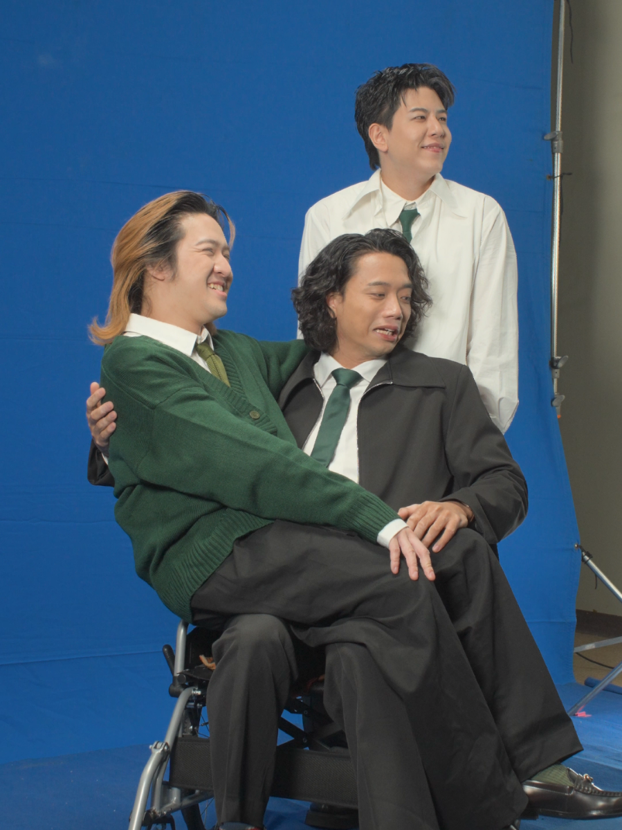 ไม่ว่าโลกไหน…เบื้องหลังของเราก็ยังเต็มไปด้วยรอยยิ้มอยู่เสมอ 😊🌍  Behind The Scene ‘ไม่ต้องคิดเผื่อใจ (You In Mind)’ เบื้องหลังของทุกฉาก ที่เล่นด้วยหัวใจในทุก Scene รับชม Official Music Video ไม่ต้องคิดเผื่อใจ (You In Mind) - Tilly Birds ได้แล้ววันนี้ ที่ YouTube Official:  GMM GRAMMY Official #TillyBirds #GMMMusic #YouInMind #75ปีประกันภัยไทยวิวัฒน์