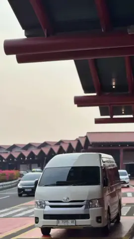 Ready Hiace Commuter ☎️ 0821-1781-8907 🔗Plus Driver 🔗Lepas Kunci . Car Rental  . Shutle Airport . City Tour . Private Trip ( Drop / PP ) #rentalmobilgarut #sewahiacegarut #fyppppppppppppppppppppppp #bandarasoekarnohatta #sewahiacemurah 