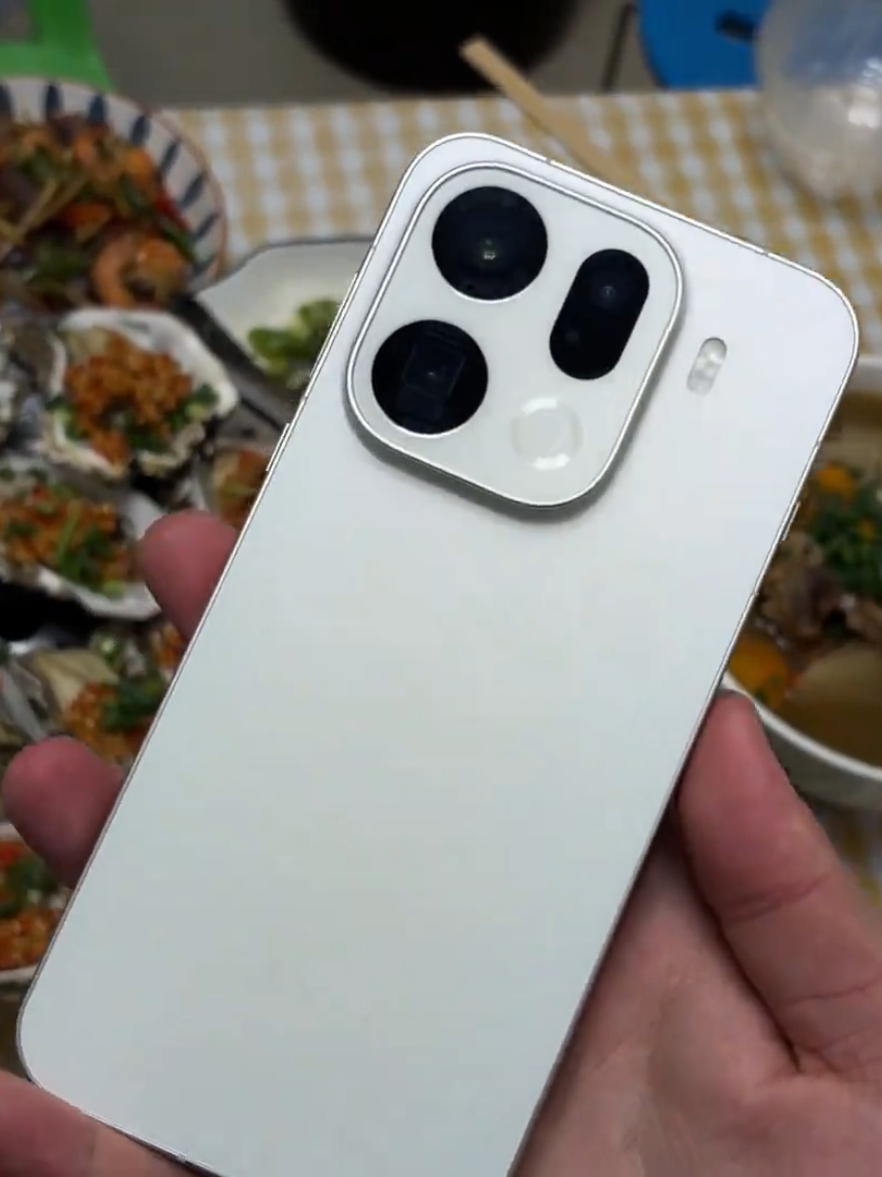 Ý nghĩa của nhiếp ảnh chưa bao giờ chỉ là chạy theo các thông số, mà là nắm bắt và lưu giữ từng khoảnh khắc tuyệt đẹp. Cảm nhận sự trang trọng mà chế độ Hasselblad Xpan mới trở lại trên Find X9 Pro mang lại. #OPPOfindx9pro #coloros16 #Hasselblad #oppofindx9 #binantheperi 