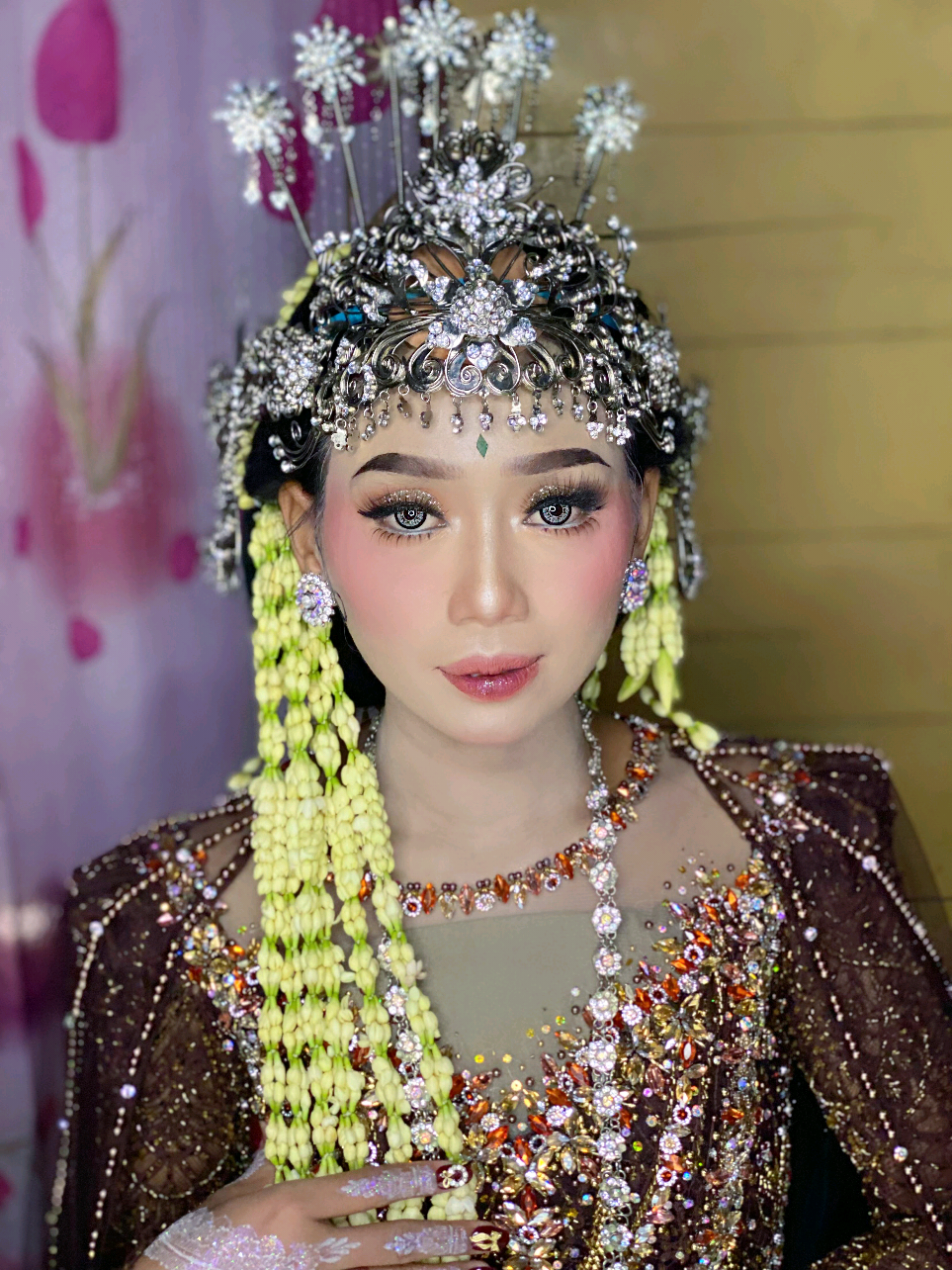 Ig: Siska_makeups Tiktok: siska_makeups For pricelist/booking wa.me/62895384006740 #makeupartist #makeupnatural #makeupwisuda #makeupengagement #makeupwedding 